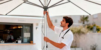 Foto del artículo ¿Qué resistencia al viento tienen las sombrillas de Hostelería?