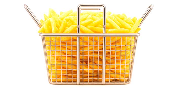 Freidora con patatas fritas