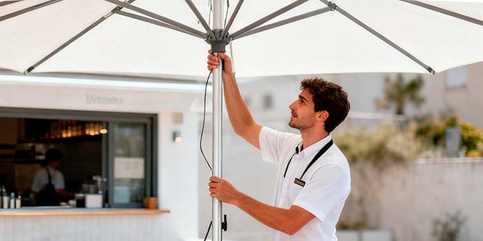 Foto artículo ¿Qué resistencia al viento tienen las sombrillas de Hostelería?